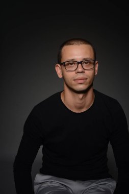 siyah ceketli adamı siyah bir zemin üzerine stüdyoda duygular gösterir