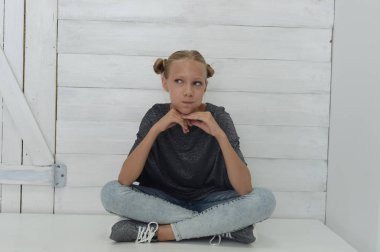 Kız gri bir ceket ve kot gri bir arka plan üzerinde Studio