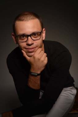 siyah ceketli adamı siyah bir zemin üzerine stüdyoda duygular gösterir