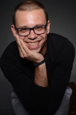 siyah ceketli adamı siyah bir zemin üzerine stüdyoda duygular gösterir