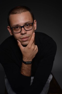 siyah ceketli adamı siyah bir zemin üzerine stüdyoda duygular gösterir