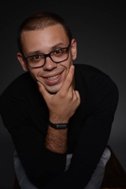 siyah ceketli adamı siyah bir zemin üzerine stüdyoda duygular gösterir