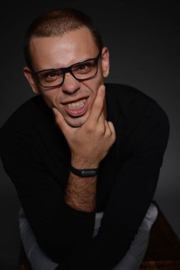 siyah ceketli adamı siyah bir zemin üzerine stüdyoda duygular gösterir