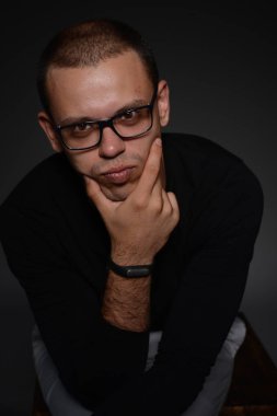 siyah ceketli adamı siyah bir zemin üzerine stüdyoda duygular gösterir