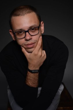 siyah ceketli adamı siyah bir zemin üzerine stüdyoda duygular gösterir