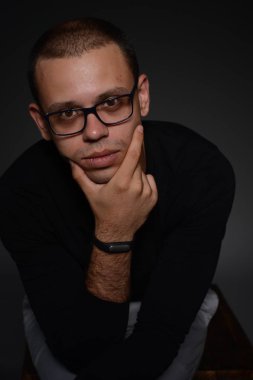 siyah ceketli adamı siyah bir zemin üzerine stüdyoda duygular gösterir