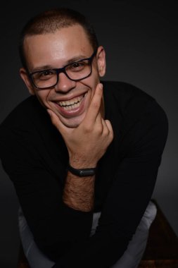 siyah ceketli adamı siyah bir zemin üzerine stüdyoda duygular gösterir