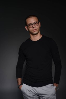 siyah ceketli adamı siyah bir zemin üzerine stüdyoda duygular gösterir