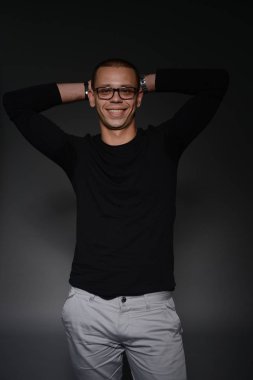 siyah ceketli adamı siyah bir zemin üzerine stüdyoda duygular gösterir