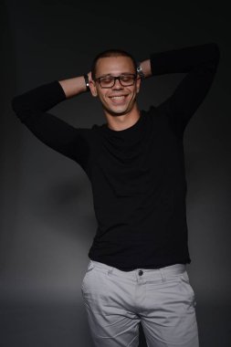 siyah ceketli adamı siyah bir zemin üzerine stüdyoda duygular gösterir