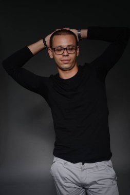 siyah ceketli adamı siyah bir zemin üzerine stüdyoda duygular gösterir