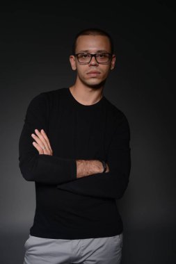 siyah ceketli adamı siyah bir zemin üzerine stüdyoda duygular gösterir