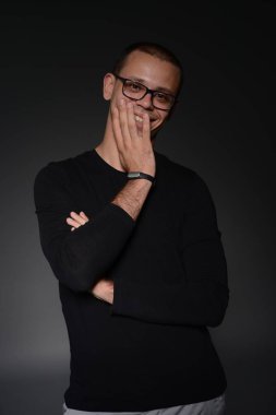 siyah ceketli adamı siyah bir zemin üzerine stüdyoda duygular gösterir