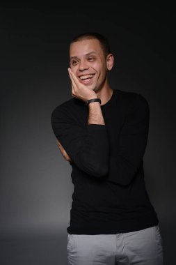 siyah ceketli adamı siyah bir zemin üzerine stüdyoda duygular gösterir