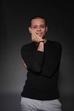 siyah ceketli adamı siyah bir zemin üzerine stüdyoda duygular gösterir