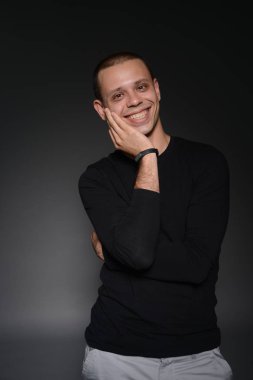 siyah ceketli adamı siyah bir zemin üzerine stüdyoda duygular gösterir