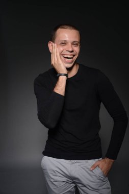 siyah ceketli adamı siyah bir zemin üzerine stüdyoda duygular gösterir