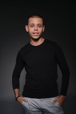 siyah ceketli adamı siyah bir zemin üzerine stüdyoda duygular gösterir