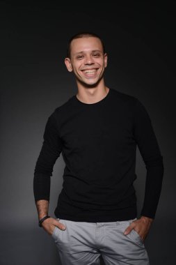 siyah ceketli adamı siyah bir zemin üzerine stüdyoda duygular gösterir