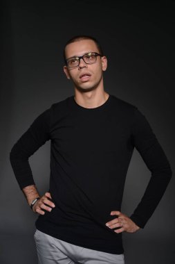 siyah ceketli adamı siyah bir zemin üzerine stüdyoda duygular gösterir