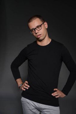 siyah ceketli adamı siyah bir zemin üzerine stüdyoda duygular gösterir