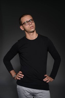 siyah ceketli adamı siyah bir zemin üzerine stüdyoda duygular gösterir