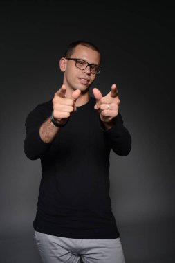 siyah ceketli adamı siyah bir zemin üzerine stüdyoda duygular gösterir