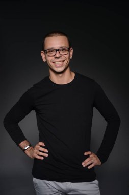 siyah ceketli adamı siyah bir zemin üzerine stüdyoda duygular gösterir