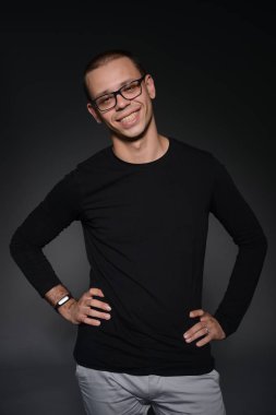 siyah ceketli adamı siyah bir zemin üzerine stüdyoda duygular gösterir