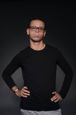 siyah ceketli adamı siyah bir zemin üzerine stüdyoda duygular gösterir