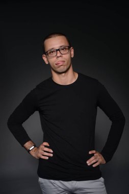 siyah ceketli adamı siyah bir zemin üzerine stüdyoda duygular gösterir