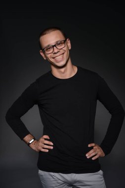 siyah ceketli adamı siyah bir zemin üzerine stüdyoda duygular gösterir