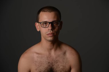 bir adam onun gövde ve siyah bir zemin üzerine stüdyoda poz gösterir