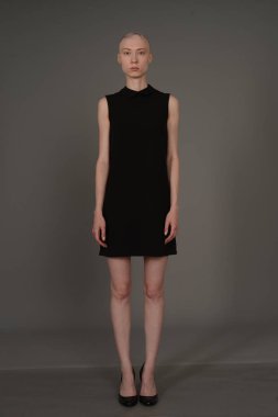 Kel kız stüdyoda Siyah elbisenin içinde poz