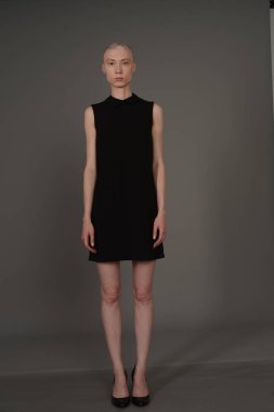 Kel kız stüdyoda Siyah elbisenin içinde poz