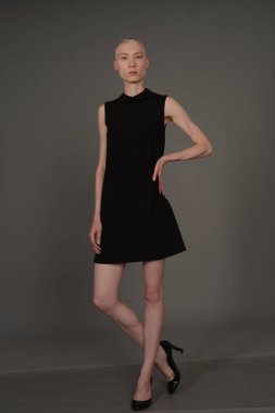 Kel kız stüdyoda Siyah elbisenin içinde poz