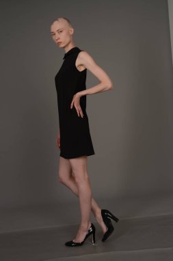 Kel kız stüdyoda Siyah elbisenin içinde poz