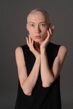 Kel kız stüdyoda Siyah elbisenin içinde poz