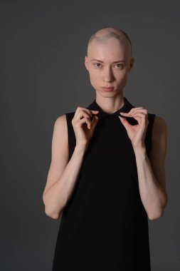 Kel kız stüdyoda Siyah elbisenin içinde poz