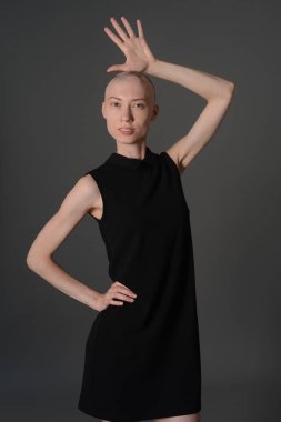 Kel kız stüdyoda Siyah elbisenin içinde poz