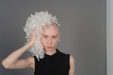 Kel kız stüdyoda Siyah elbisenin içinde poz