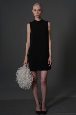 Kel kız stüdyoda Siyah elbisenin içinde poz