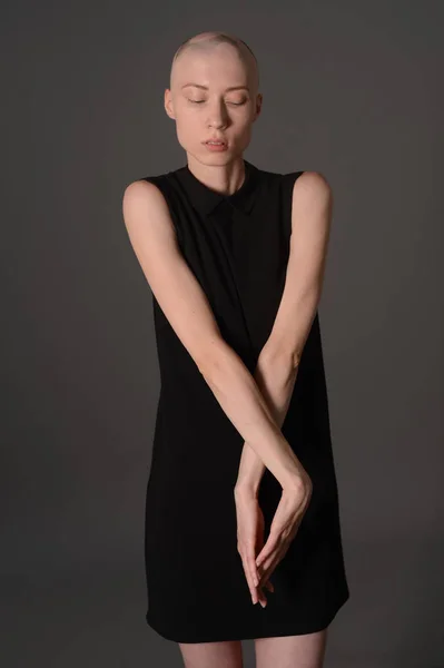 Лисий дівчина позує в студії в чорній сукні — стокове фото