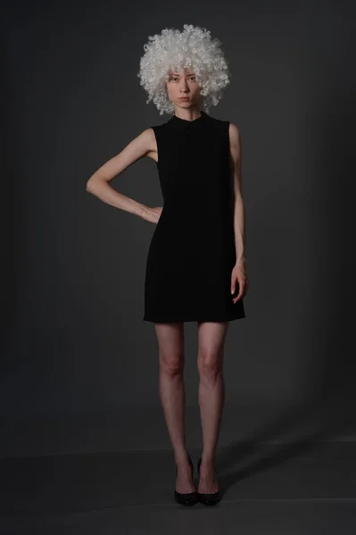 Chauve fille posant dans Studio en robe noire — Photo
