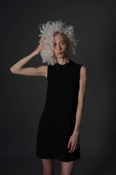 Chauve fille posant dans Studio en robe noire — Photo
