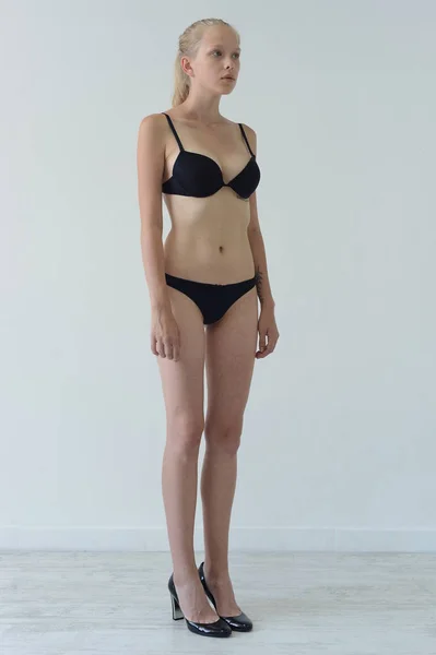 Model kız siyah iç çamaşırlarıyla tattoo Studio gri arka plan üzerinde poz ile testleri — Stok fotoğraf