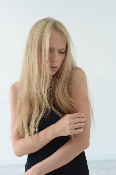 Fille en maillot de bain noir avec les cheveux blancs souriant et montrant des émotions dans le studio — Photo