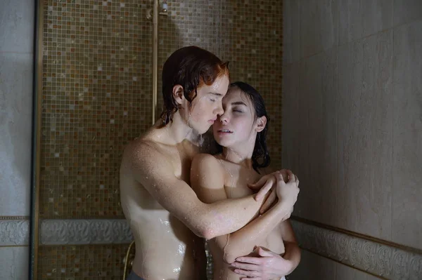 Szerető pár csók a zuhany alatt — Stock Fotó