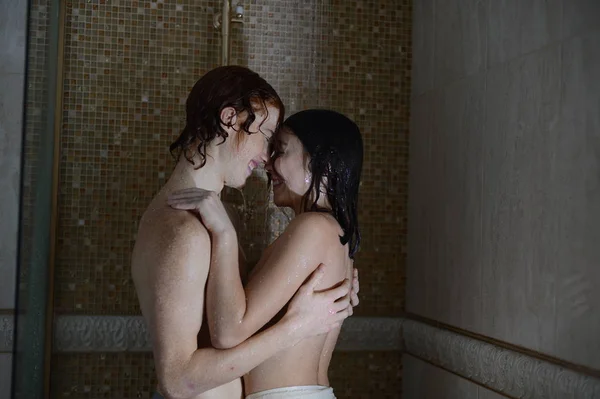 Liebespaar küsst sich in der Dusche — Stockfoto