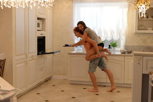 sevgi dolu çift eğleniyor mutfakta yiyecek hazırlama